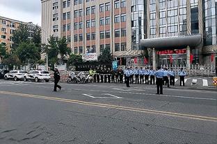 意大利前场断球成功！雷特吉禁区内低射破门！